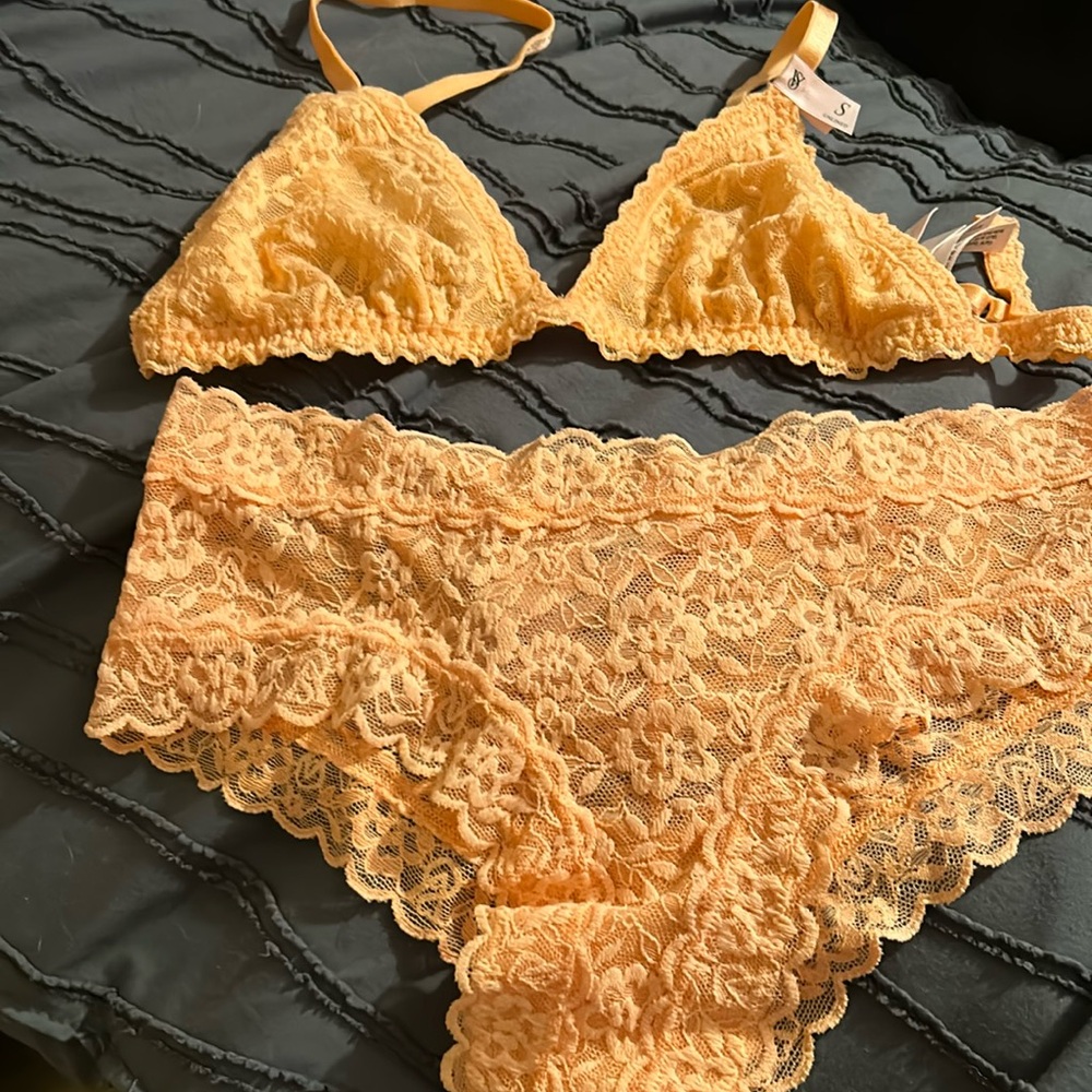 NWT Victoria’s Secret Bralette and Panty set Small
